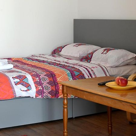 Lovely 1 Bedroom Apartment With Free Street Parking Bukarest Exterior foto