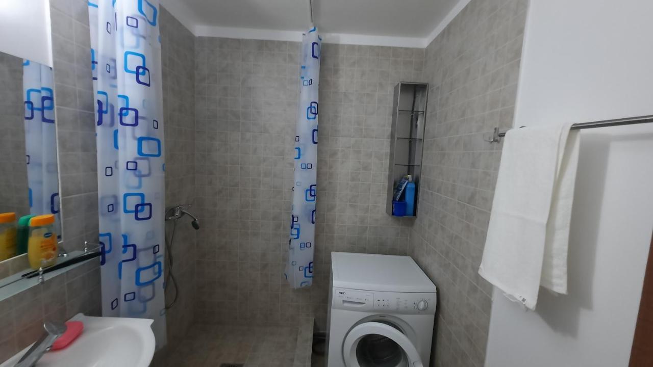 Lovely 1 Bedroom Apartment With Free Street Parking Bukarest Exterior foto