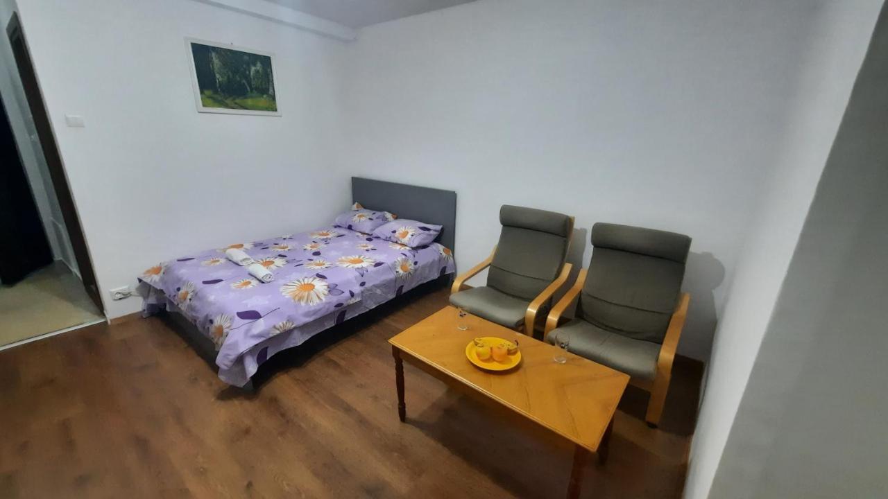 Lovely 1 Bedroom Apartment With Free Street Parking Bukarest Exterior foto