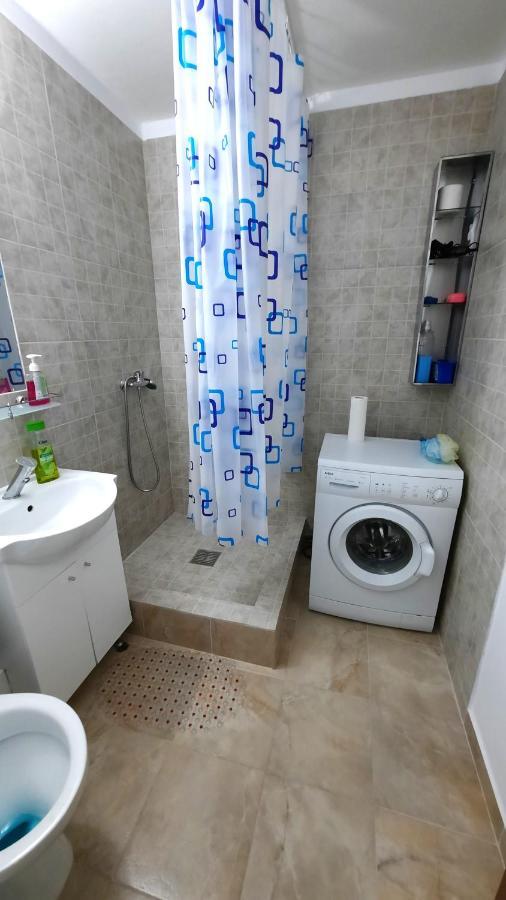 Lovely 1 Bedroom Apartment With Free Street Parking Bukarest Exterior foto